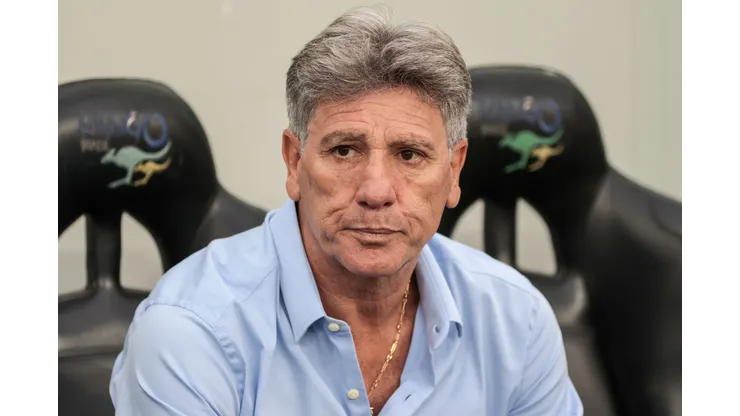 Foto: Robson Mafra/AGIF - Renato Gaúcho observa situação de jogador.