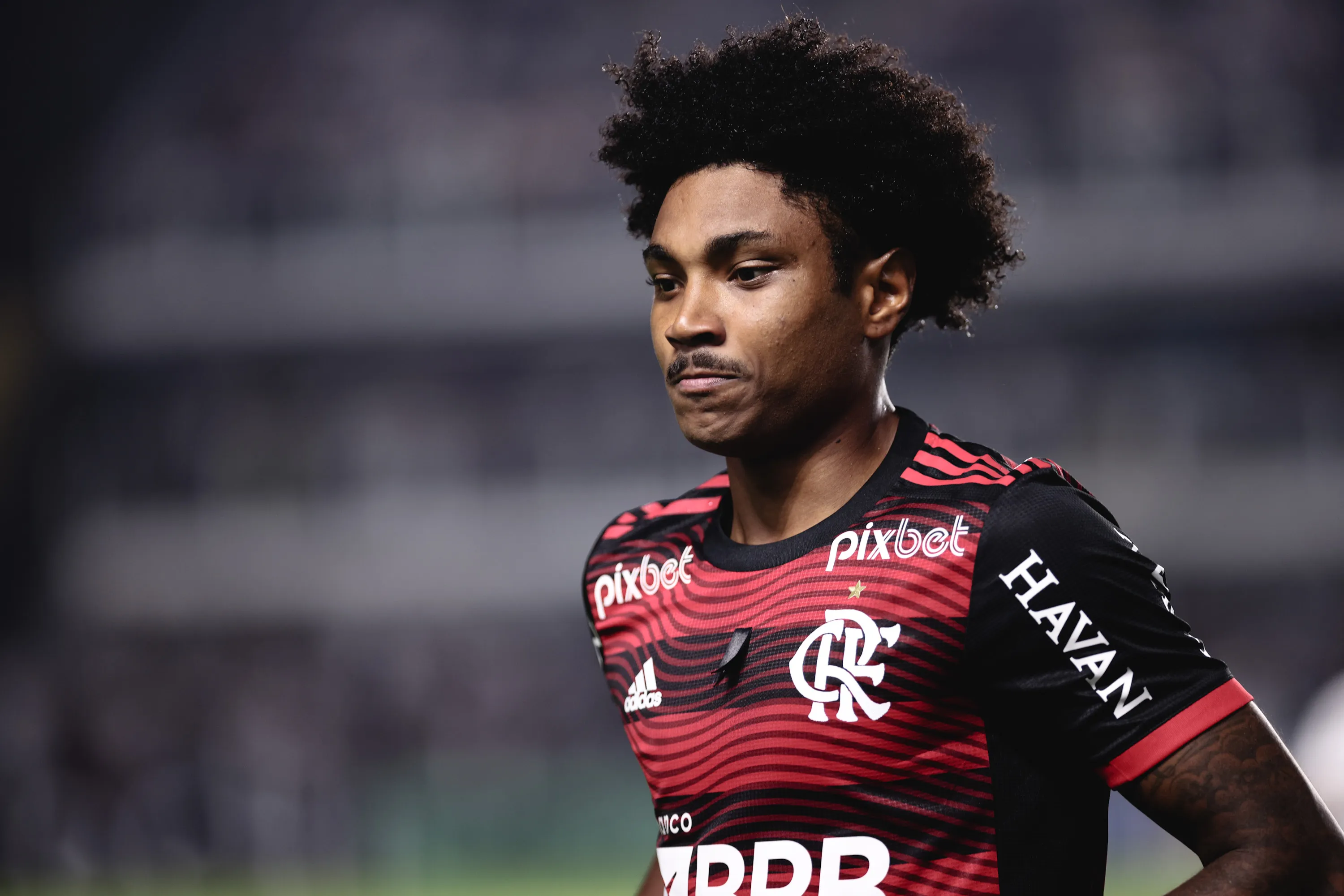 Foto: Ettore Chiereguini/AGIF – Alvo do Palmeiras, Vitinho atuou no Flamengo em 2022
