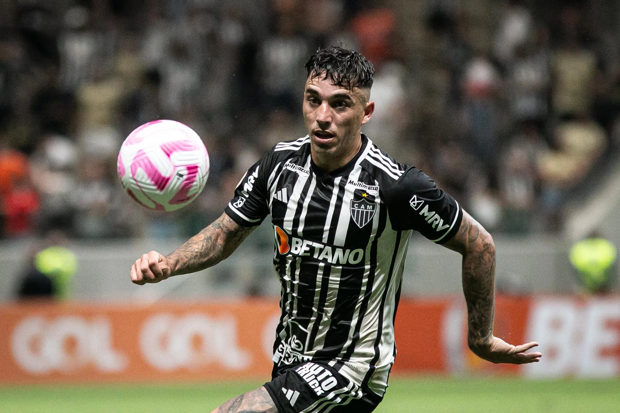 Saravia durante a partida contra o Fluminense. Foto: Fernando Moreno/AGIF