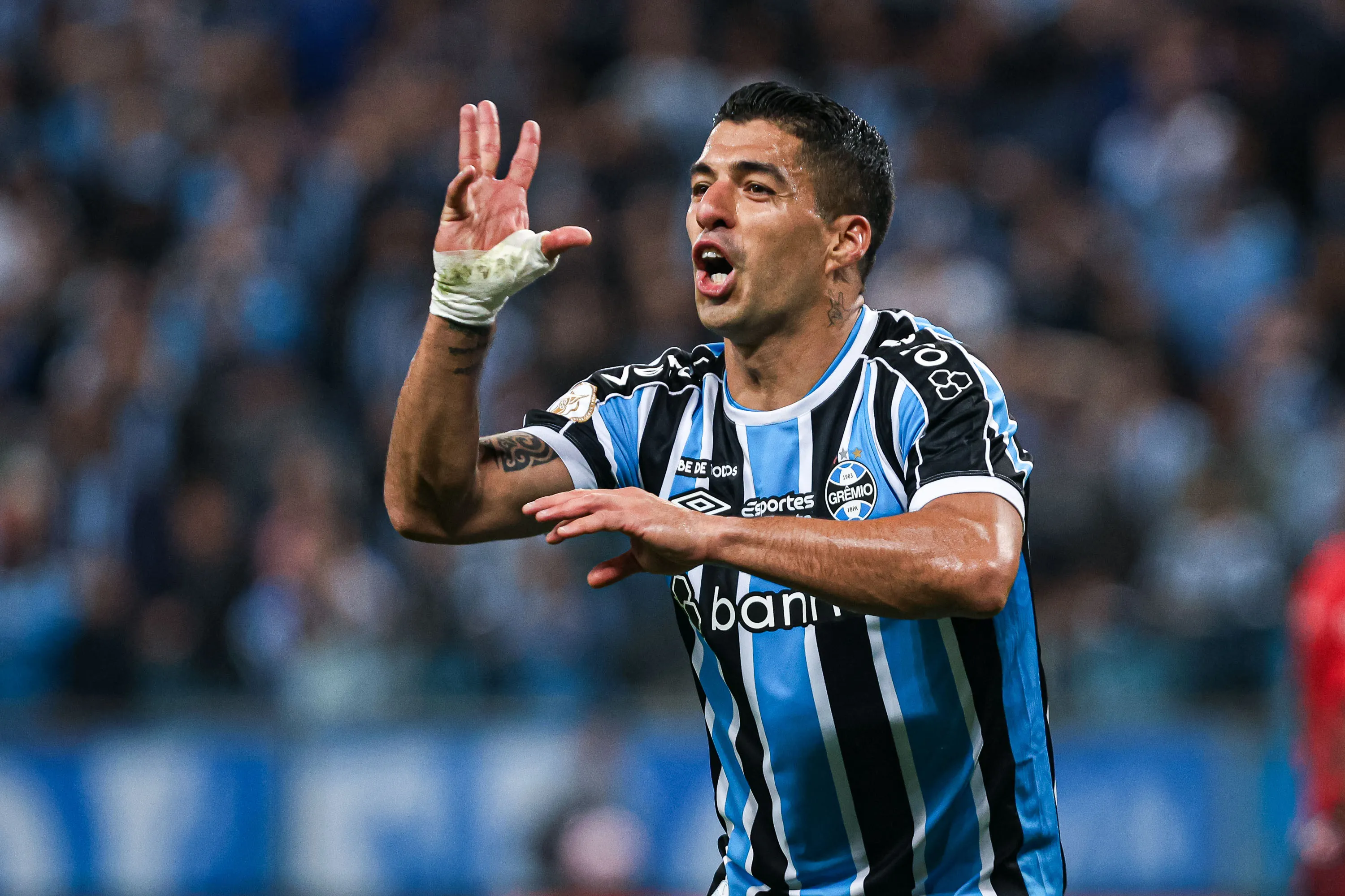 Luis Suarez jogador reclama com a arbitragem durante partida contra o Athletico-PR. Foto: Maxi Franzoi/AGIF