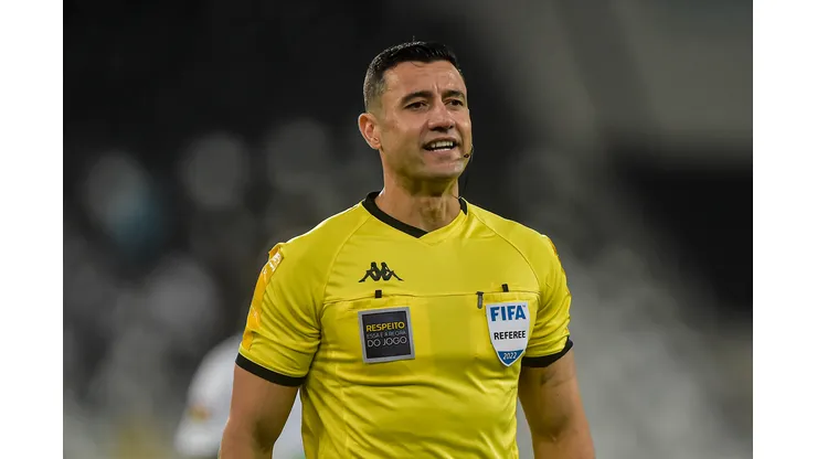 RJ - Rio de Janeiro - 14/07/2022 - COPA DO BRASIL 2022, BOTAFOGO X AMERICA-MG - O arbitro Braulio da Silva Machado durante partida entre Botafogo e America-MG no estadio Engenhao pelo campeonato Copa do Brasil 2022. Foto: Thiago Ribeiro/AGIF