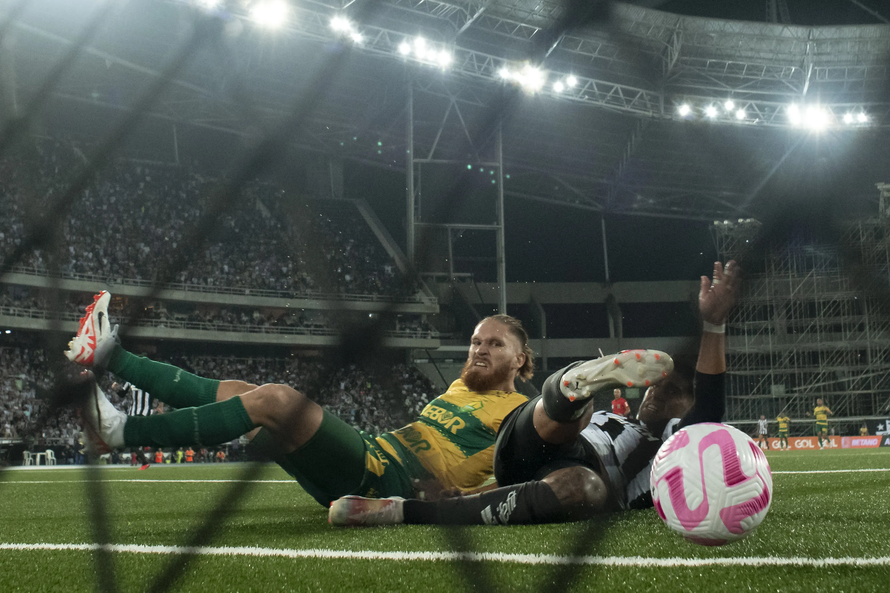 Foto: Jorge Rodrigues/AGIF – Gol da derrota foi muito polêmico.
