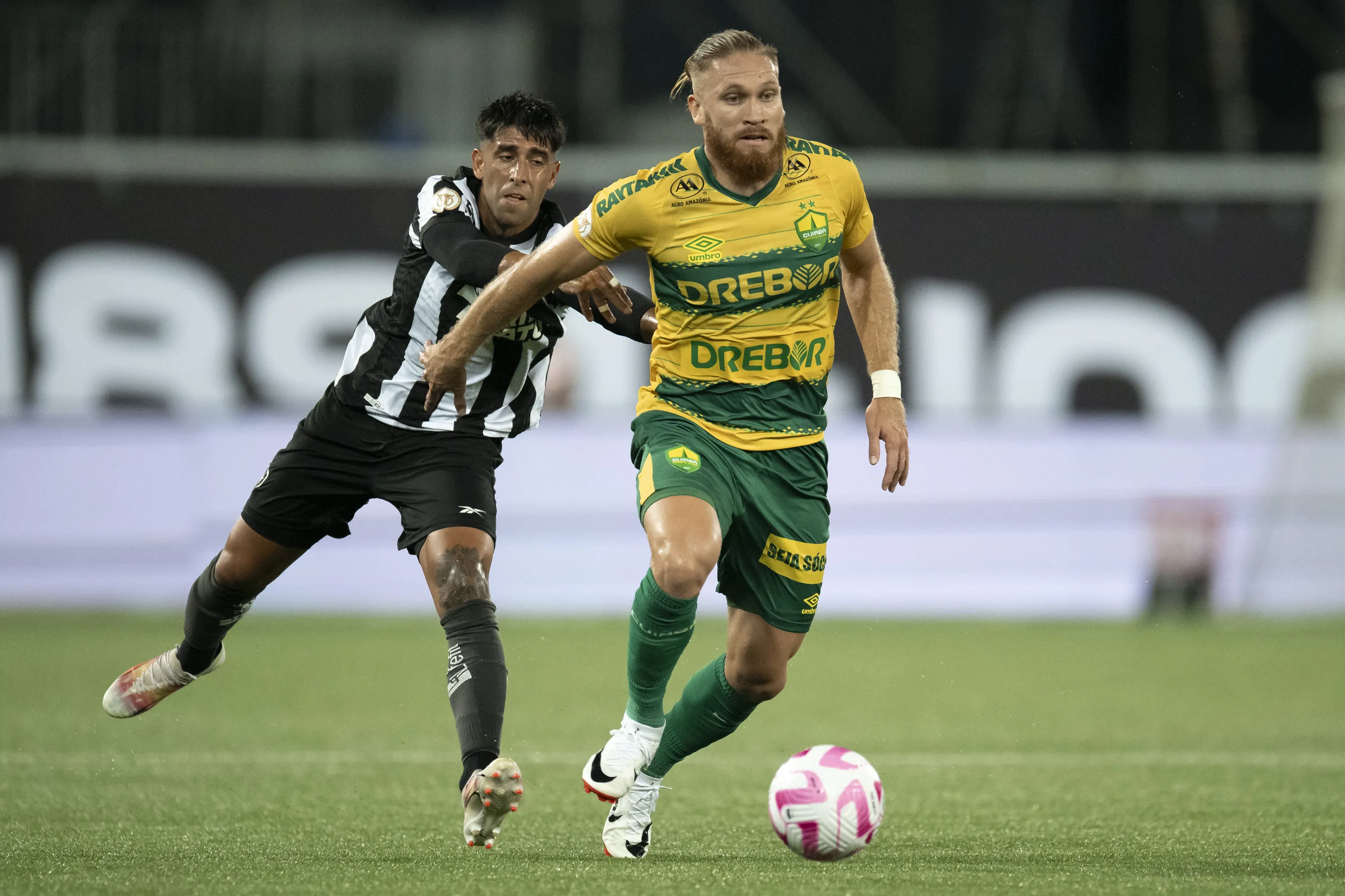 BRASILEIRO A 2023, BOTAFOGO X CUIABA – Di Placido jogador do Botafogo disputa lance com Pitta jogador do Cuiaba durante partida no estadio Engenhão. Foto: Jorge Rodrigues/AGIF