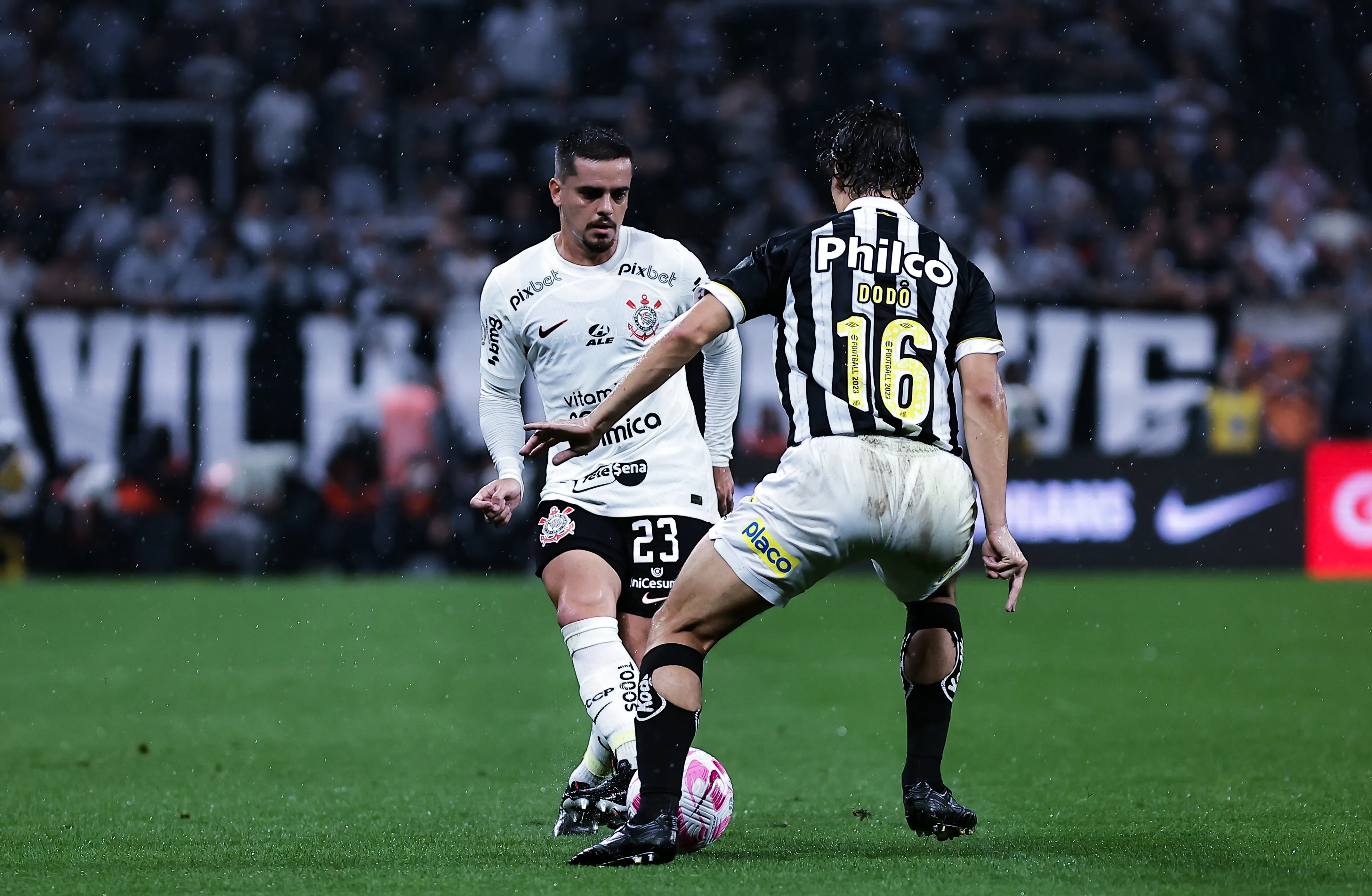 SP – SAO PAULO – 29/10/2023 – BRASILEIRO A 2023, CORINTHIANS X SANTOS – Fagner jogador do Corinthians disputa lance com Dodo jogador do Santos durante partida no estadio Arena Corinthians pelo campeonato Brasileiro A 2023. Foto: Fabio Giannelli/AGIF