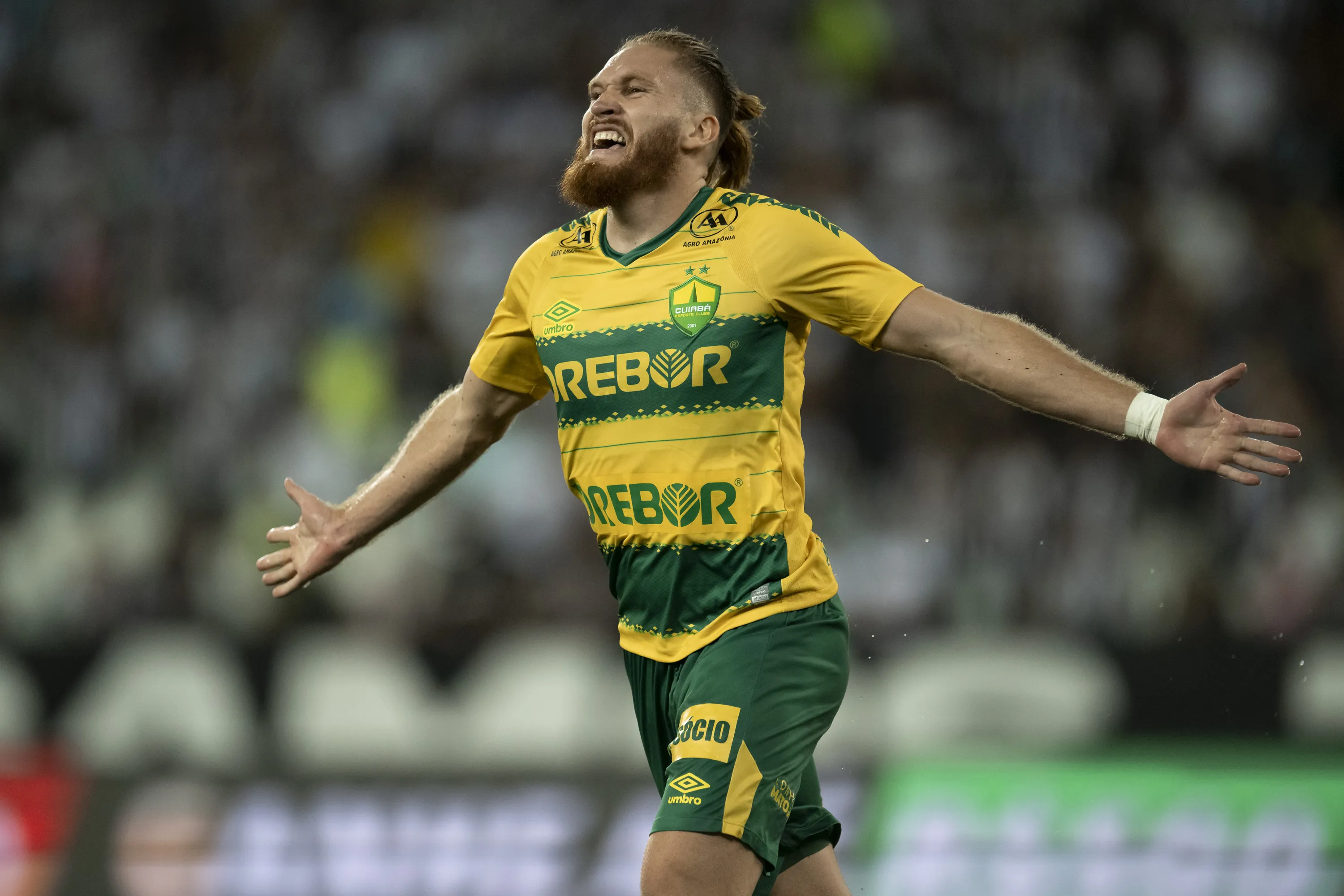 RJ – RIO DE JANEIRO – 29/10/2023 – BRASILEIRO A 2023, BOTAFOGO X CUIABA – Pitta jogador do Cuiaba comemora seu gol durante partida contra o Botafogo no estadio Engenhao pelo campeonato Brasileiro A 2023. Foto: Jorge Rodrigues/AGIF