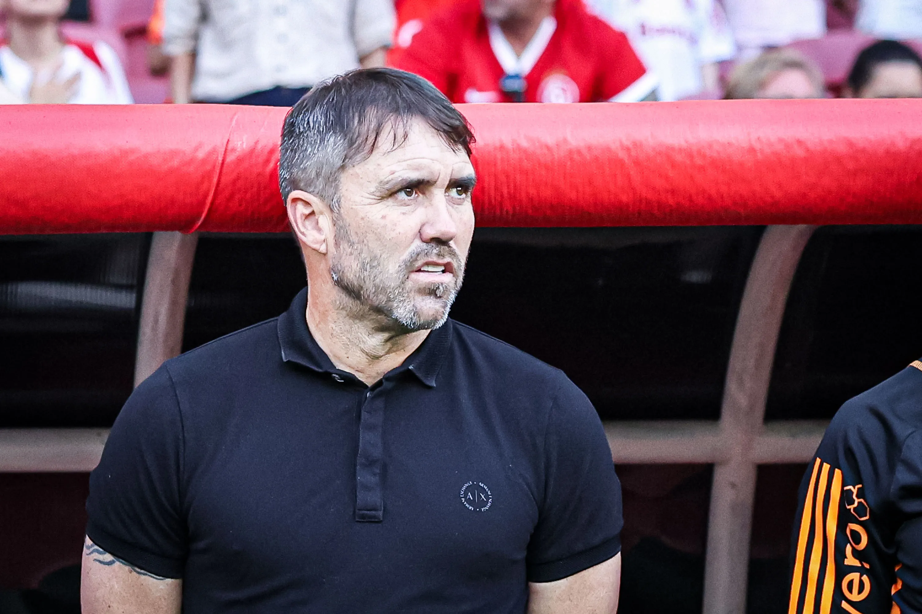 Foto: Maxi Franzoi/AGIF – Coudet sai em defesa de Vitão no Internacional