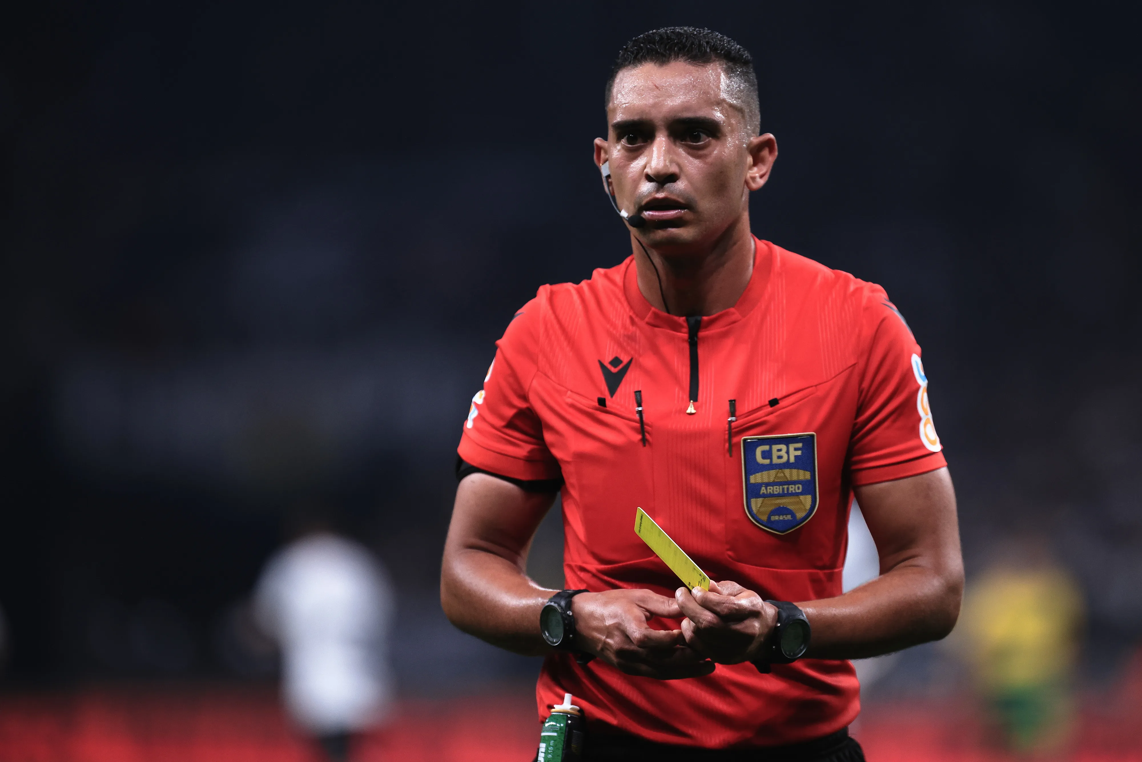 Foto: Ettore Chiereguini/AGIF – O árbitro André Luiz Skettino Policarpo Bento foi alvo de críticas