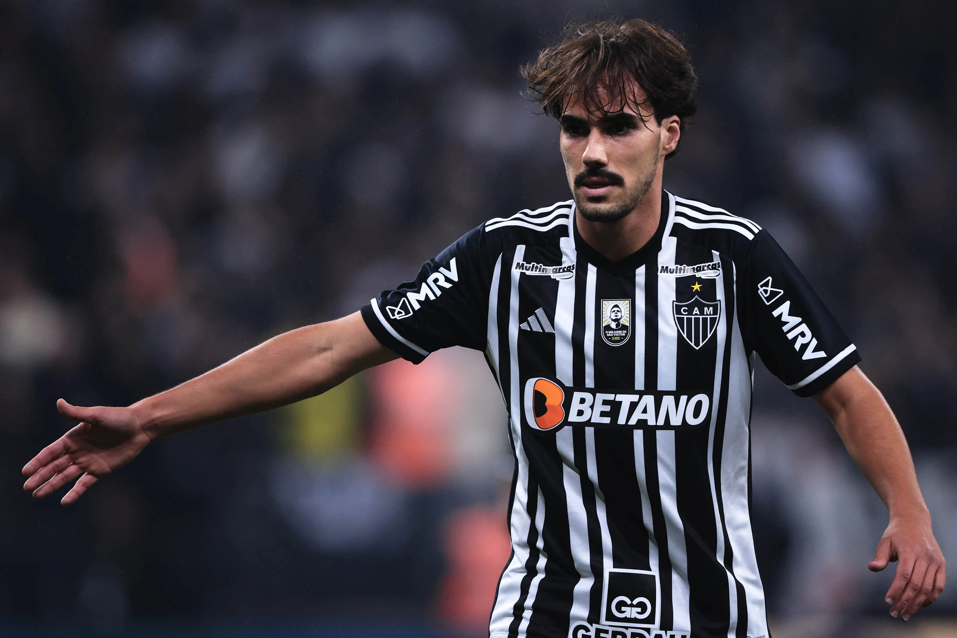 Foto: Ettore Chiereguini/AGIF – Igor Gomes atualmente veste a camisa do Galo.