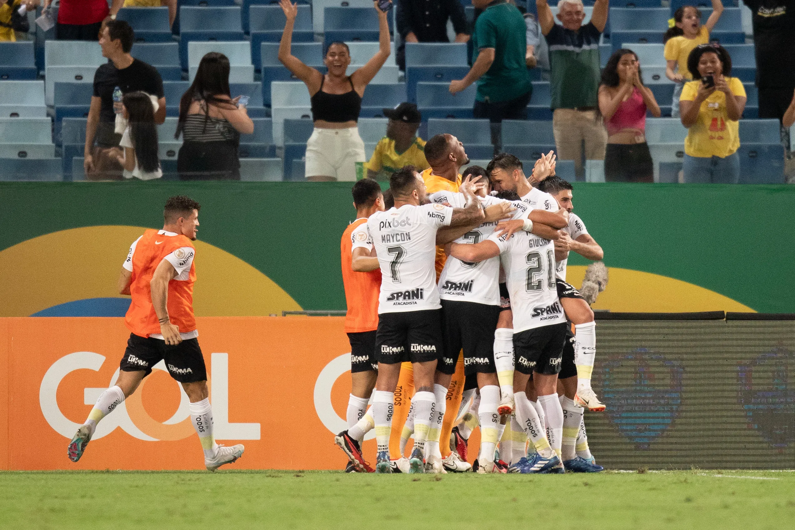 Romero jogador do Corinthians comemora seu gol com jogadores do seu time durante partida contra o Cuiaba no estadio Arena Pantanal pelo campeonato Brasileiro A 2023. Foto: Gil Gomes/AGIF