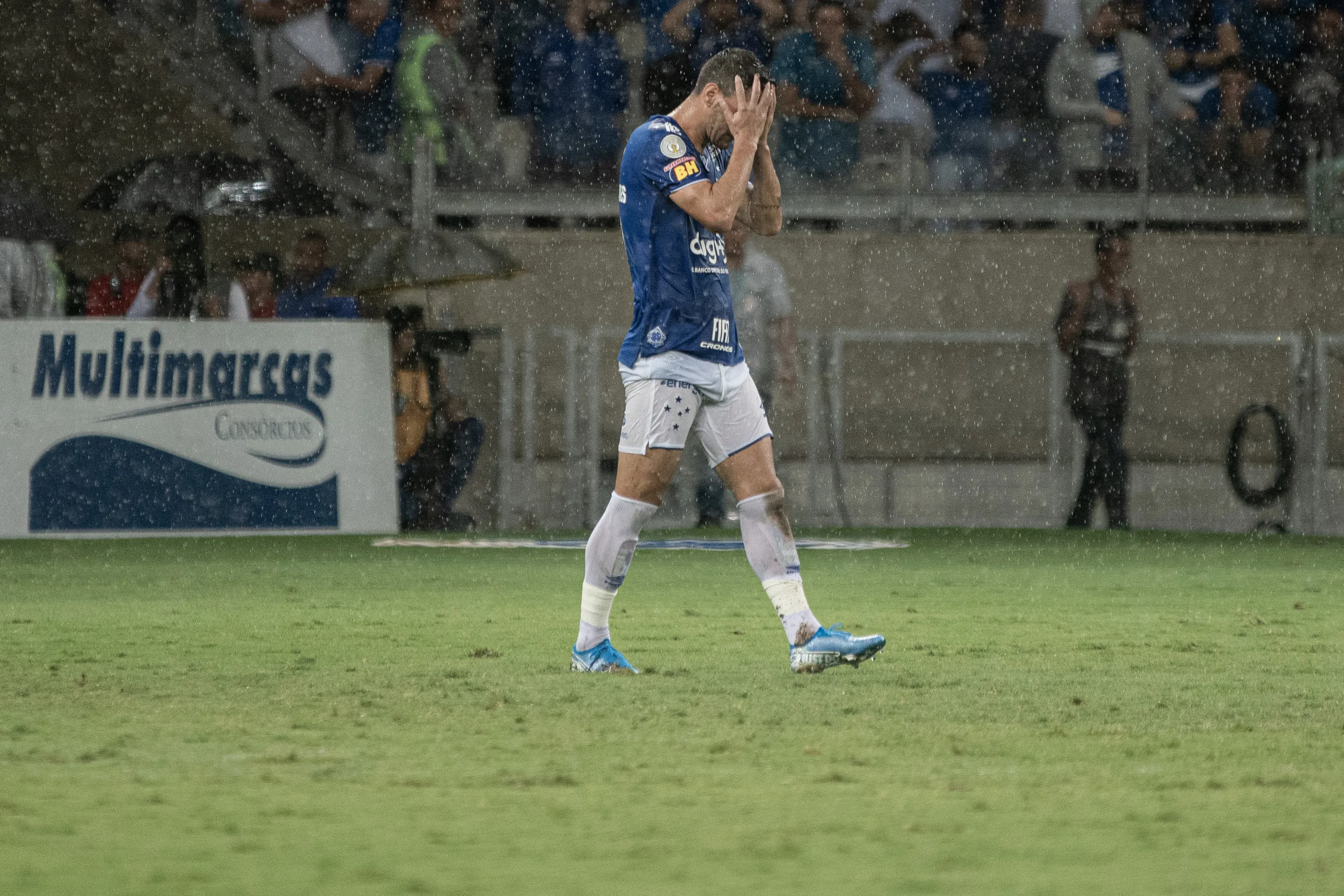 Thiago Neves jogador do Cruzeiro lamenta chance perdida durante partida contra o CSA no estadio Mineirao pelo campeonato Brasileiro A 2019. Foto: Alessandra Torres/AGIF