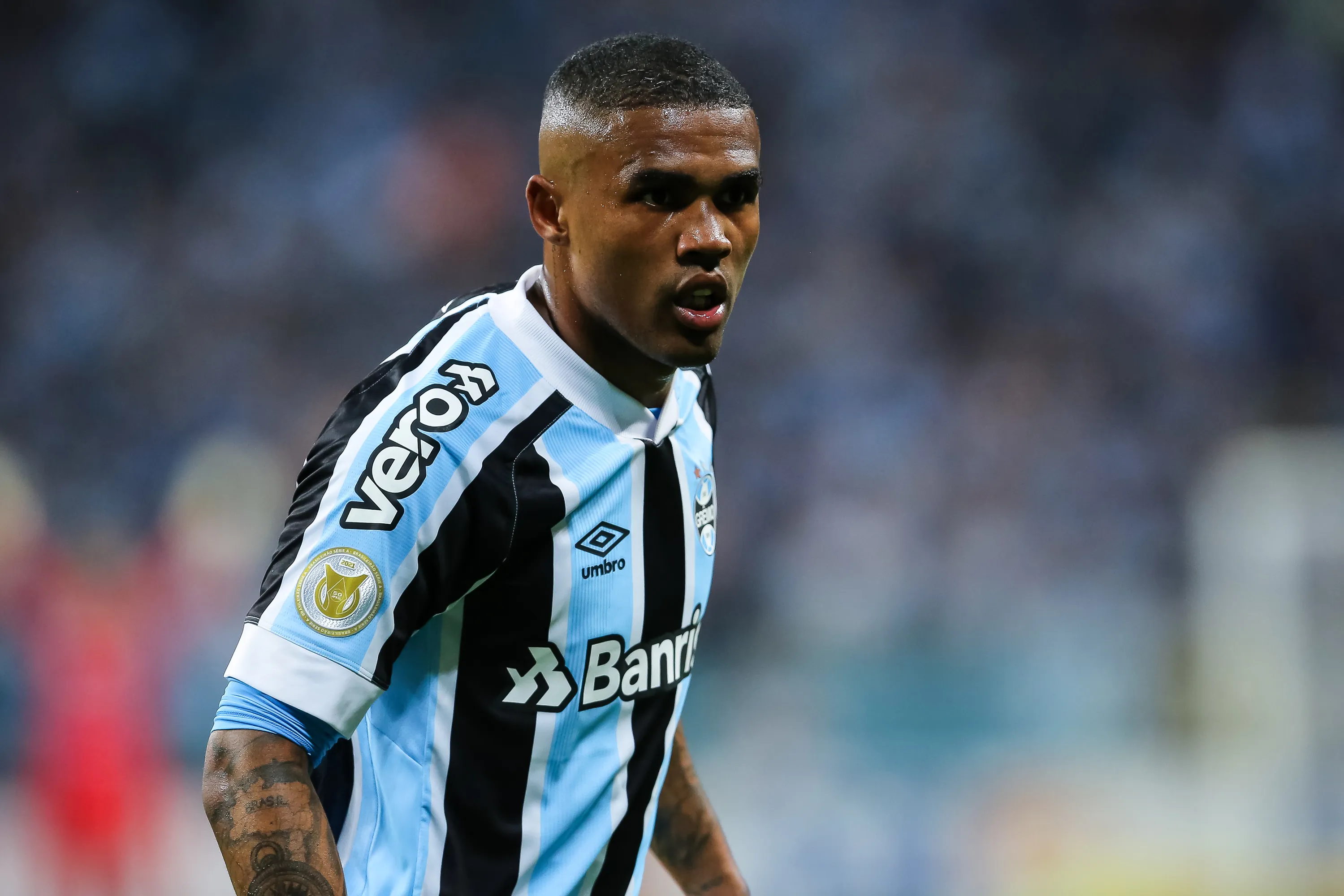 Foto: Pedro H. Tesch/AGIF – Douglas Costa decepcionou pelo Grêmio, em 2021