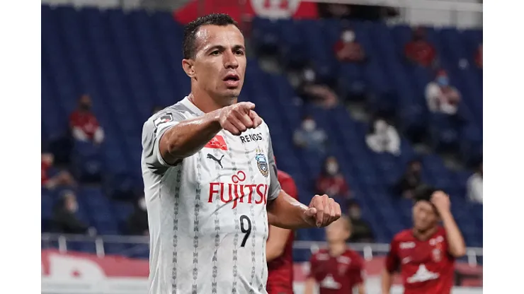 SAITAMA, JAPAN - SEPTEMBER 20: Leandro Damiao #9 of Kawasaki Frontale celebrates scoring his team's third goal during the J.League Meiji Yasuda J1 match between Urawa Red Diamonds and Kawasaki Frontale at the Saitama Stadium on September 20, 2020 in Saitama, Japan. (Photo by Hiroki Watanabe/Getty Images)