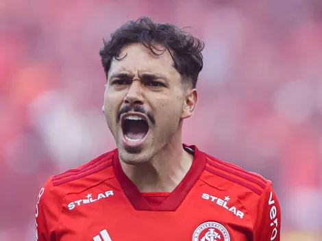 PARÇA DE MAURÍCIO! Torcida 'enche a bola' de peça no Internacional