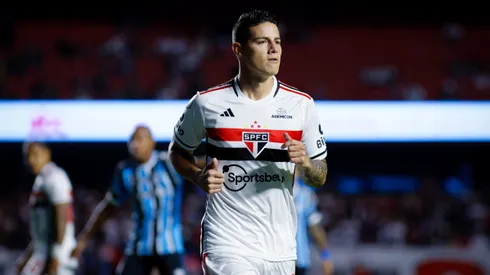 SP – SAO PAULO – 21/10/2023 – BRASILEIRO A 2023, SAO PAULO X GREMIO – James Rodriguez jogador do Sao Paulo disputa lance com jogador do Gremio durante partida no estadio Morumbi pelo campeonato Brasileiro A 2023. Foto: Fabio Giannelli/AGIF