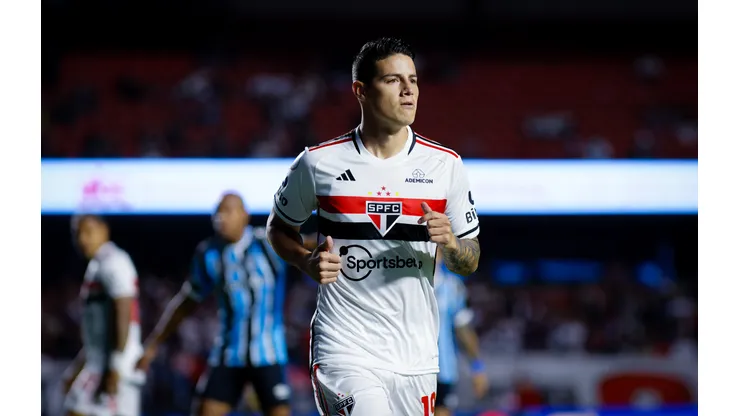 SP - SAO PAULO - 21/10/2023 - BRASILEIRO A 2023, SAO PAULO X GREMIO - James Rodriguez jogador do Sao Paulo disputa lance com jogador do Gremio durante partida no estadio Morumbi pelo campeonato Brasileiro A 2023. Foto: Fabio Giannelli/AGIF