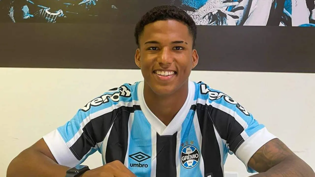 Foto: Reprodução/Grêmio – Pedro Cuiabá assinando contrato com o Grêmio no início deste ano