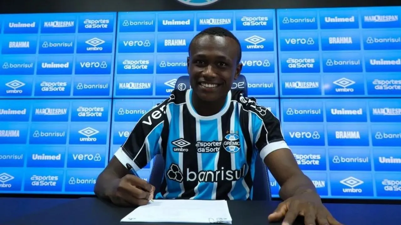 Foto: Reprodução/Grêmio – Nathan Fernandes assinando contrato profissional