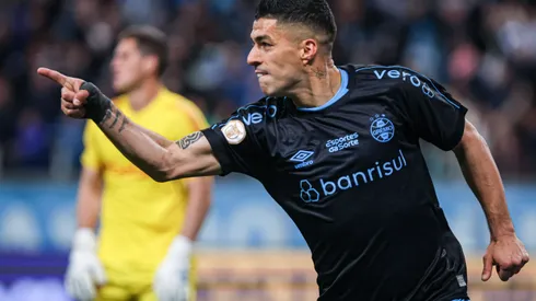 RS – PORTO ALEGRE – 27/08/2023 – BRASILEIRO A 2023, GREMIO X CRUZEIRO – Luis Suarez jogador do Gremio comemora seu gol durante partida contra o Cruzeiro no estadio Arena do Gremio pelo campeonato Brasileiro A 2023. Foto: Maxi Franzoi/AGIF