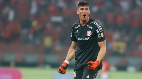 RS – PORTO ALEGRE – 04/10/2023 – LIBERTADORES 2023, INTERNACIONAL X FLUMINENSE – Sergio Rochet jogador do Internacional comemora gol de Gabriel Mercado durante partida contra o Fluminense no estadio Beira-Rio pelo campeonato Libertadores 2023. Foto: Luiz Erbes/AGIF