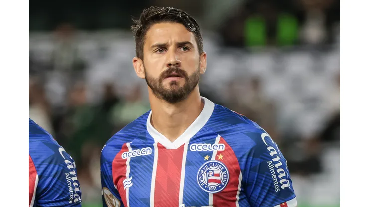 PR - CURITIBA - 14/09/2023 - BRASILEIRO A 2023, CORITIBA X BAHIA - Everaldo jogador do Bahia durante execucao do hino nacional antes da partida contra o Coritiba no estadio Couto Pereira pelo campeonato Brasileiro A 2023. Foto: Robson Mafra/AGIF