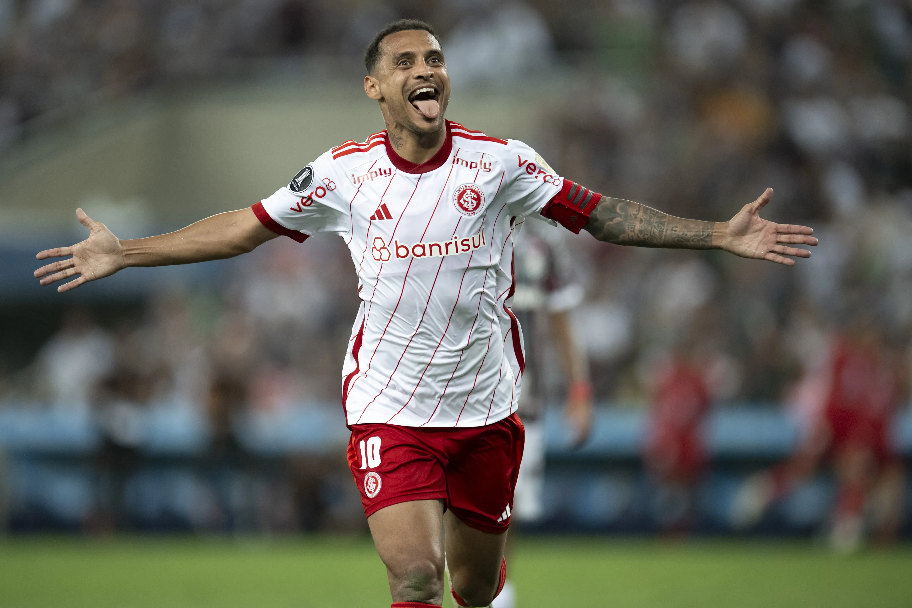 Foto: Jorge Rodrigues/AGIF - Alan Patrick comemorando gol com a camisa do Inter.