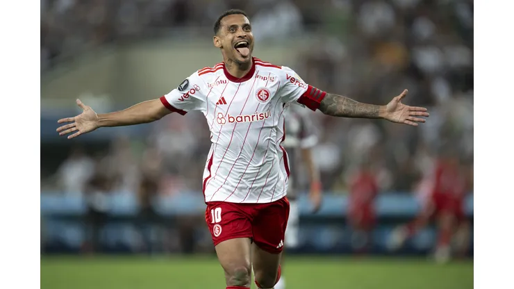 Foto: Jorge Rodrigues/AGIF - Alan Patrick comemorando gol com a camisa do Inter.