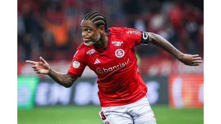 Foto: Maxi Franzoi/AGIF - Luiz Adriano pode deixar o Internacional