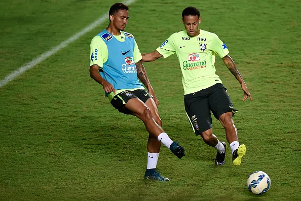 (Photo by Buda Mendes/Getty Images) – Danilo e Neymar na Seleção Brasileira em 2015