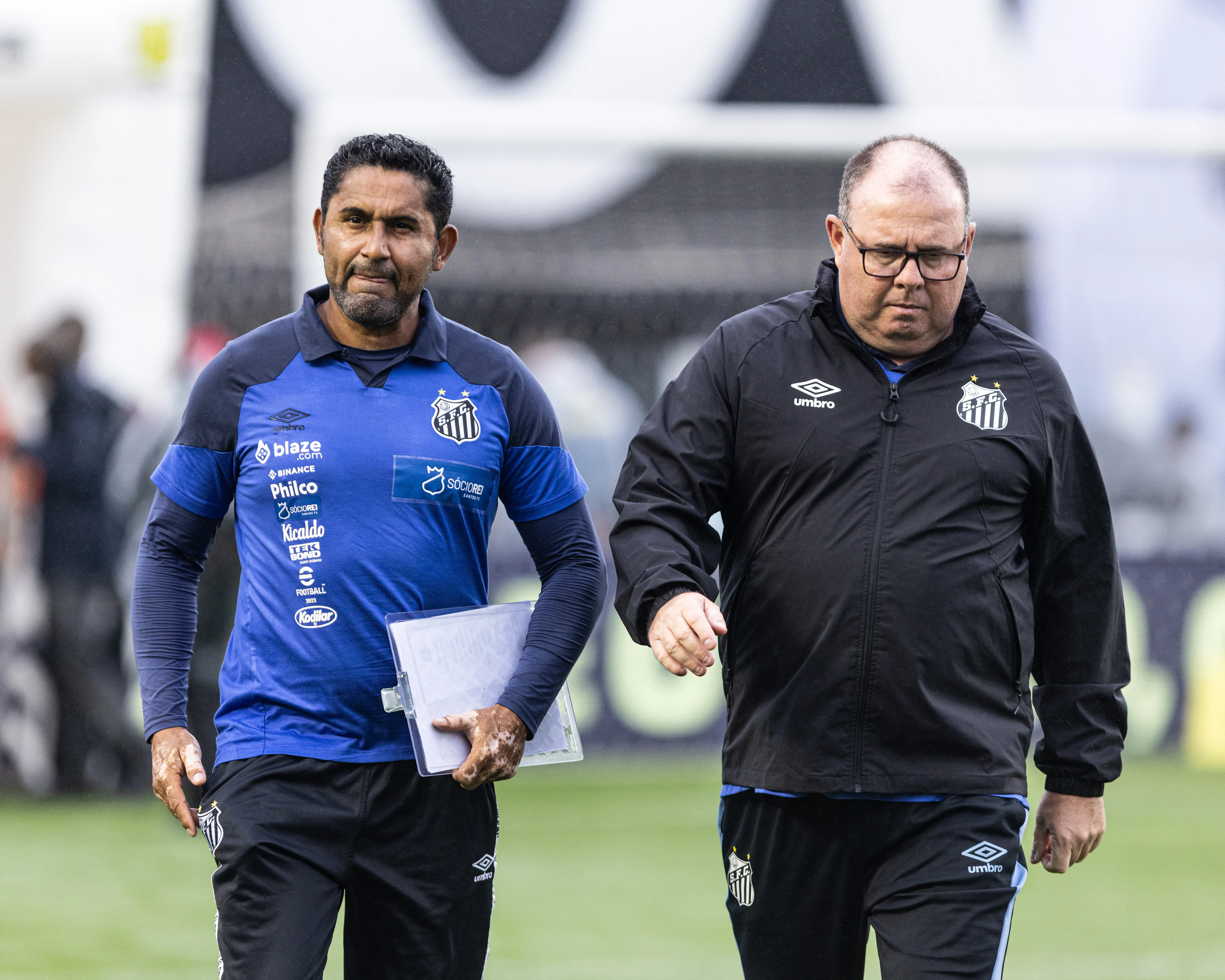 Foto: Abner Dourado/AGIF – Marcelo Fernandes e seu auxiliar no Santos