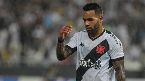 Foto: Thiago Ribeiro/AGIF – Alex Teixeira é um dos que pode ter dias contados no Vasco.