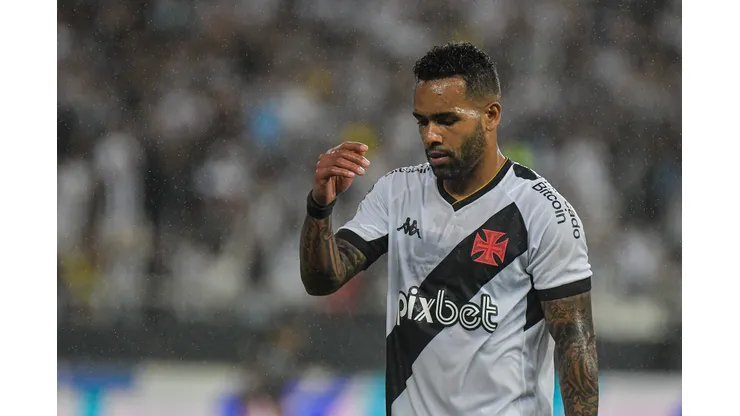 Foto: Thiago Ribeiro/AGIF - Alex Teixeira é um dos que pode ter dias contados no Vasco.