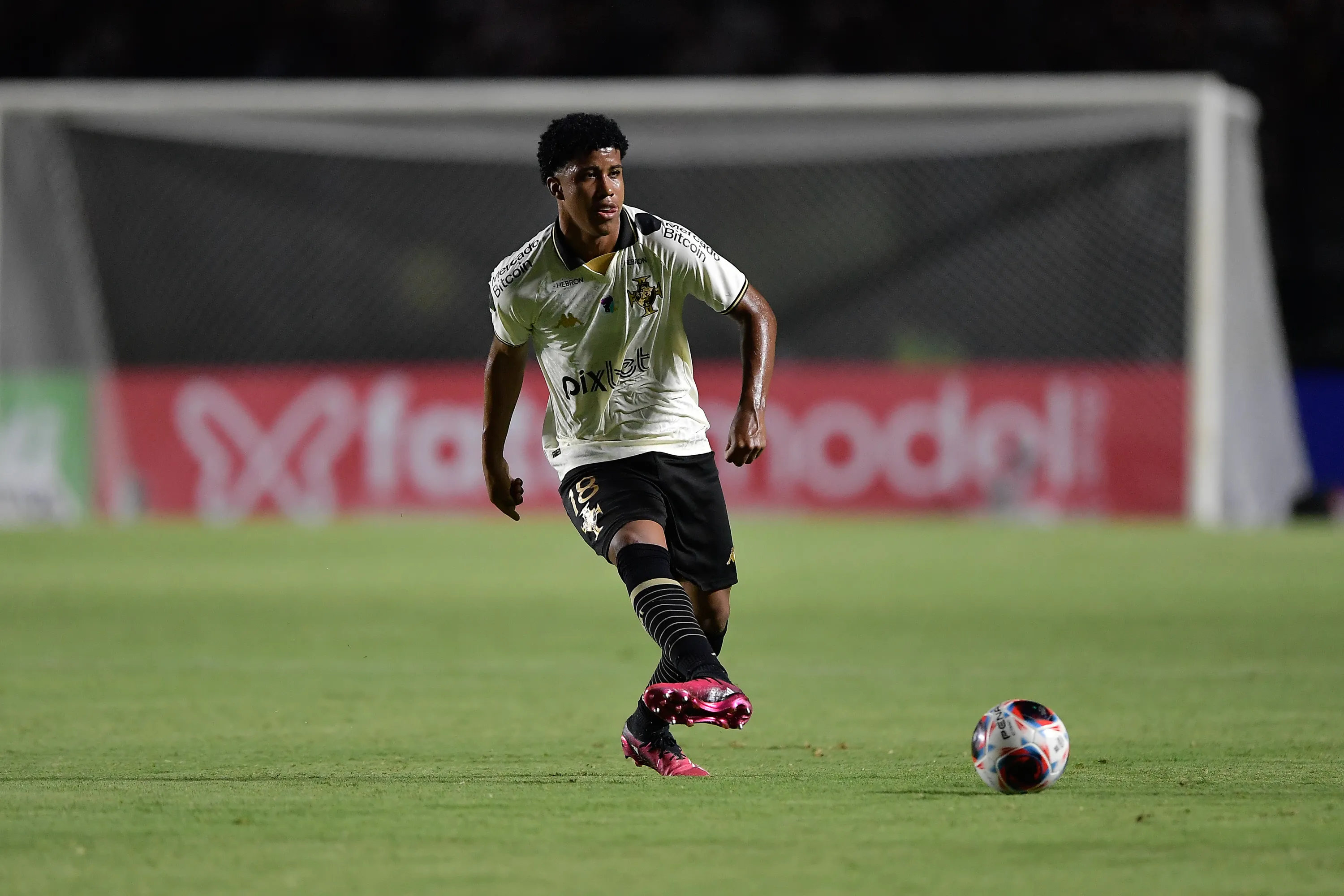 Foto: Thiago Ribeiro/AGIF  – Andrey Santos atuando no Vasco