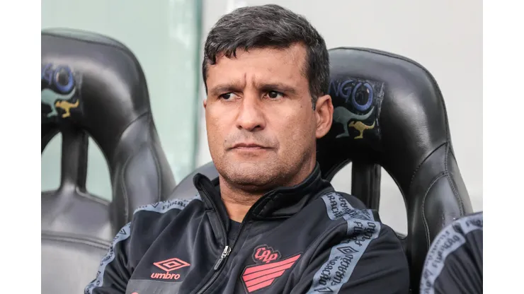 Foto: Robson Mafra/AGIF - Wesley Carvalho ganha dor de cabeça no Furacão.