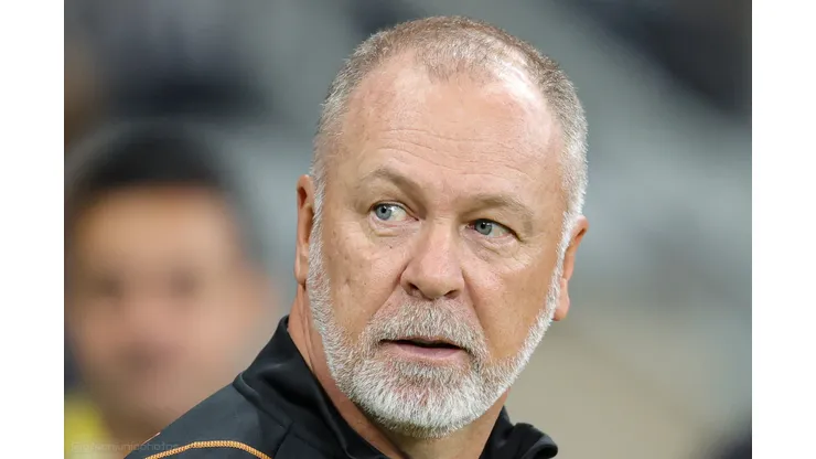 MG - BELO HORIZONTE - 13/05/2023 - BRASILEIRO A 2023, ATLETICO-MG X INTERNACIONAL - Mano Menezes tecnico do Internacional durante partida contra o Atletico-MG no estadio Mineirao pelo campeonato BRASILEIRO A 2023. Foto: Gilson Junio/AGIF