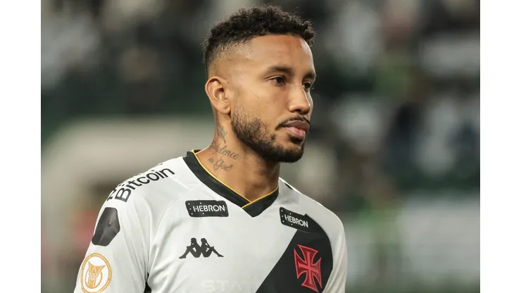 PR - CURITIBA - 11/05/2023 - BRASILEIRO A 2023, CORITIBA X VASCO - Jair jogador do Vasco durante execucao do hino nacional antes da partida contra o Coritiba no estadio Couto Pereira pelo campeonato BRASILEIRO A 2023. Foto: Robson Mafra/AGIF