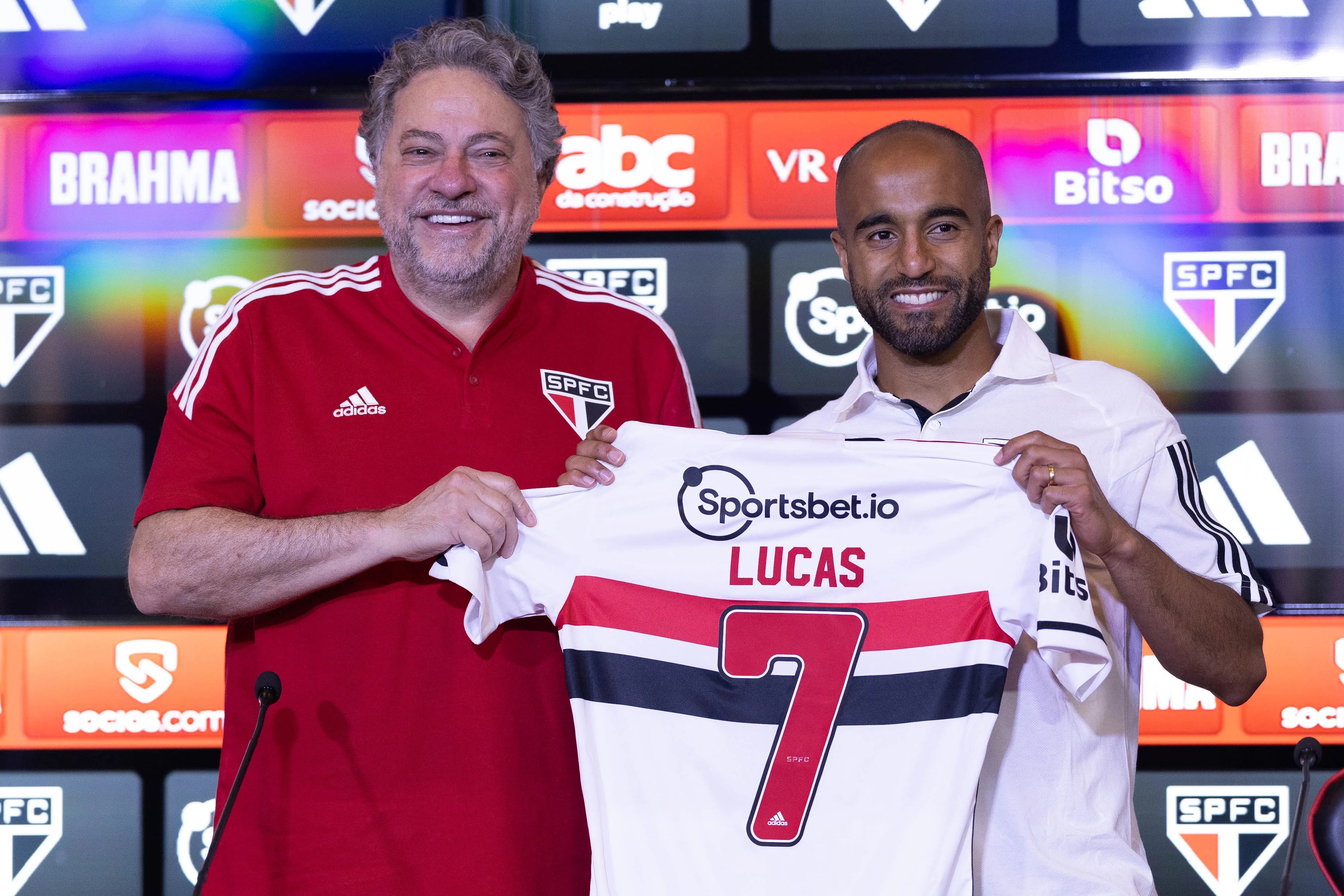 Foto: Ettore Chiereguini/AGIF – Julio Casares e Lucas na apresentação do atacante