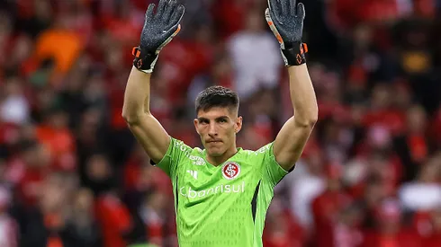 PORTO ALEGRE, BRAZIL – AUGUST 08: Sergio Rochet of Internacional acknowledges the fans during a Copa CONMEBOL Libertadores 2023 round of sixteen second leg match between Internacional and River Plate at Beira-Rio Stadium on August 08, 2023 in Porto Alegre, Brazil. (Photo by Pedro Tesch/Getty Images)