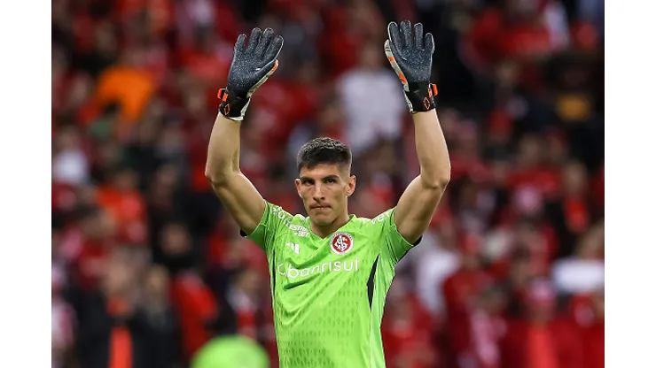 PORTO ALEGRE, BRAZIL - AUGUST 08: Sergio Rochet of Internacional acknowledges the fans during a Copa CONMEBOL Libertadores 2023 round of sixteen second leg match between Internacional and River Plate at Beira-Rio Stadium on August 08, 2023 in Porto Alegre, Brazil. (Photo by Pedro Tesch/Getty Images)