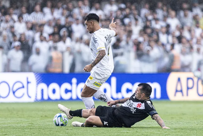 Foto: Abner Dourado/AGIF – Marcos Leonardo em disputa pela bola com Medel em Santos x Vasco