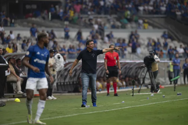 Foto: Alessandra Torres/AGIF – Zé Ricardo comandando o Cruzeiro
