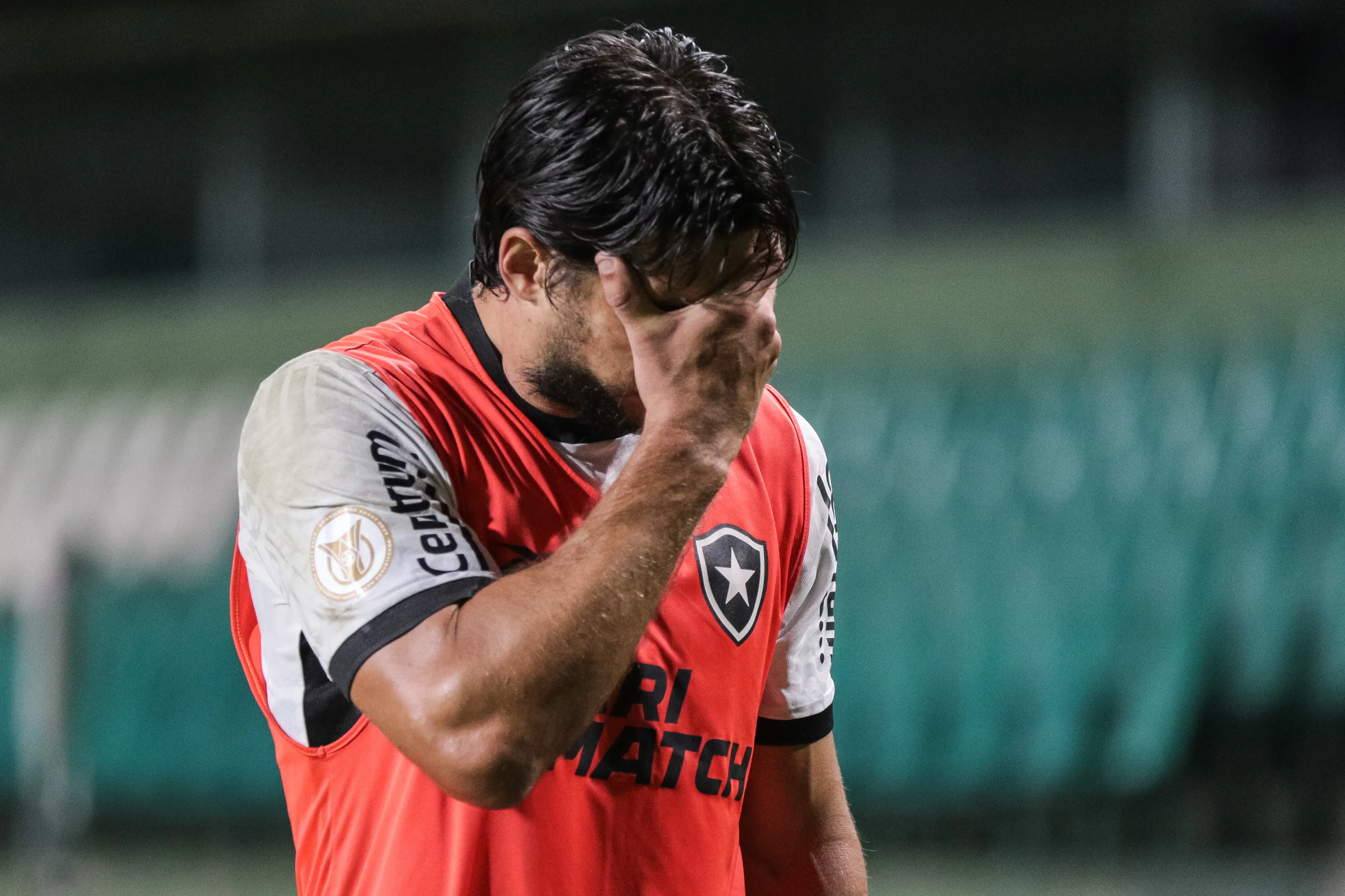 Gabriel Pires lamentando gol do Coritiba no estadio Couto Pereira. Foto: Robson Mafra/AGIF