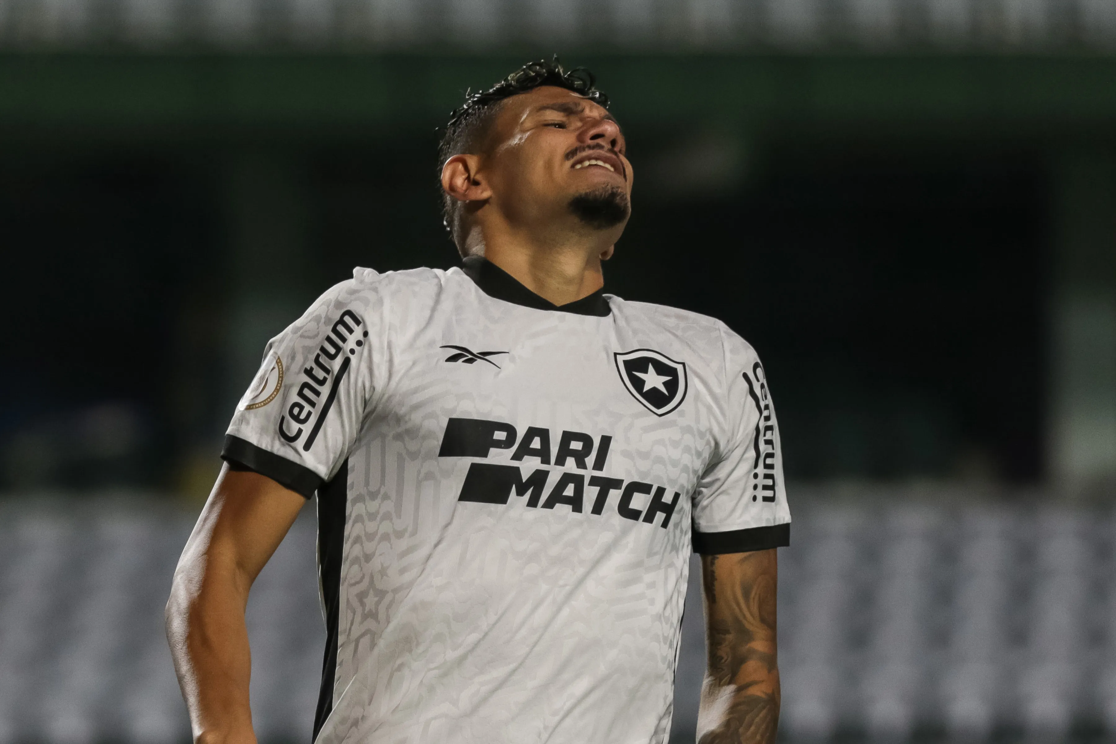 Situação do Botafogo é desesperadora – Foto: Robson Mafra/AGIF.