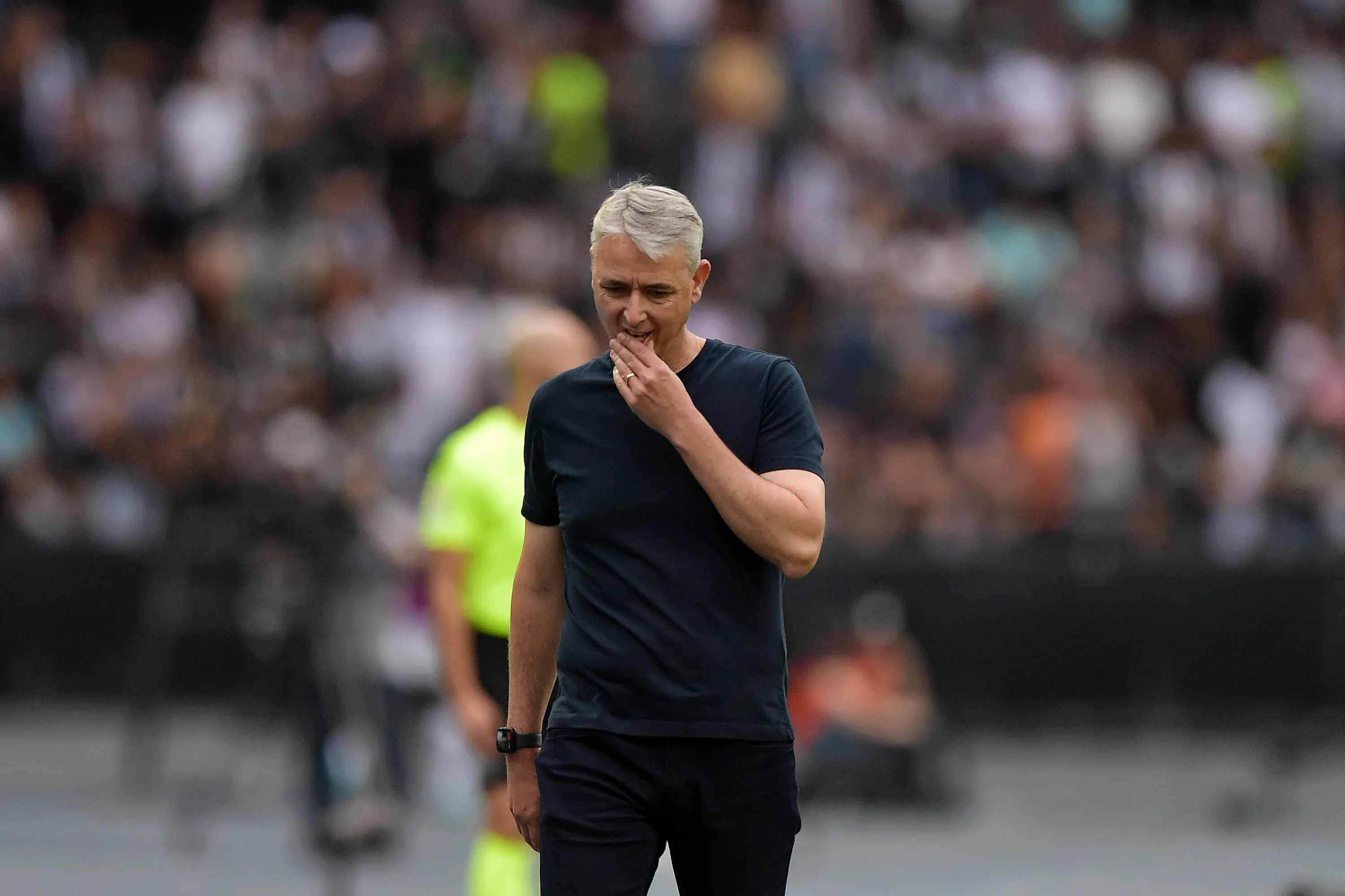 Tiago Nunes reclama da arbitragem. Foto: Thiago Ribeiro/AGIF