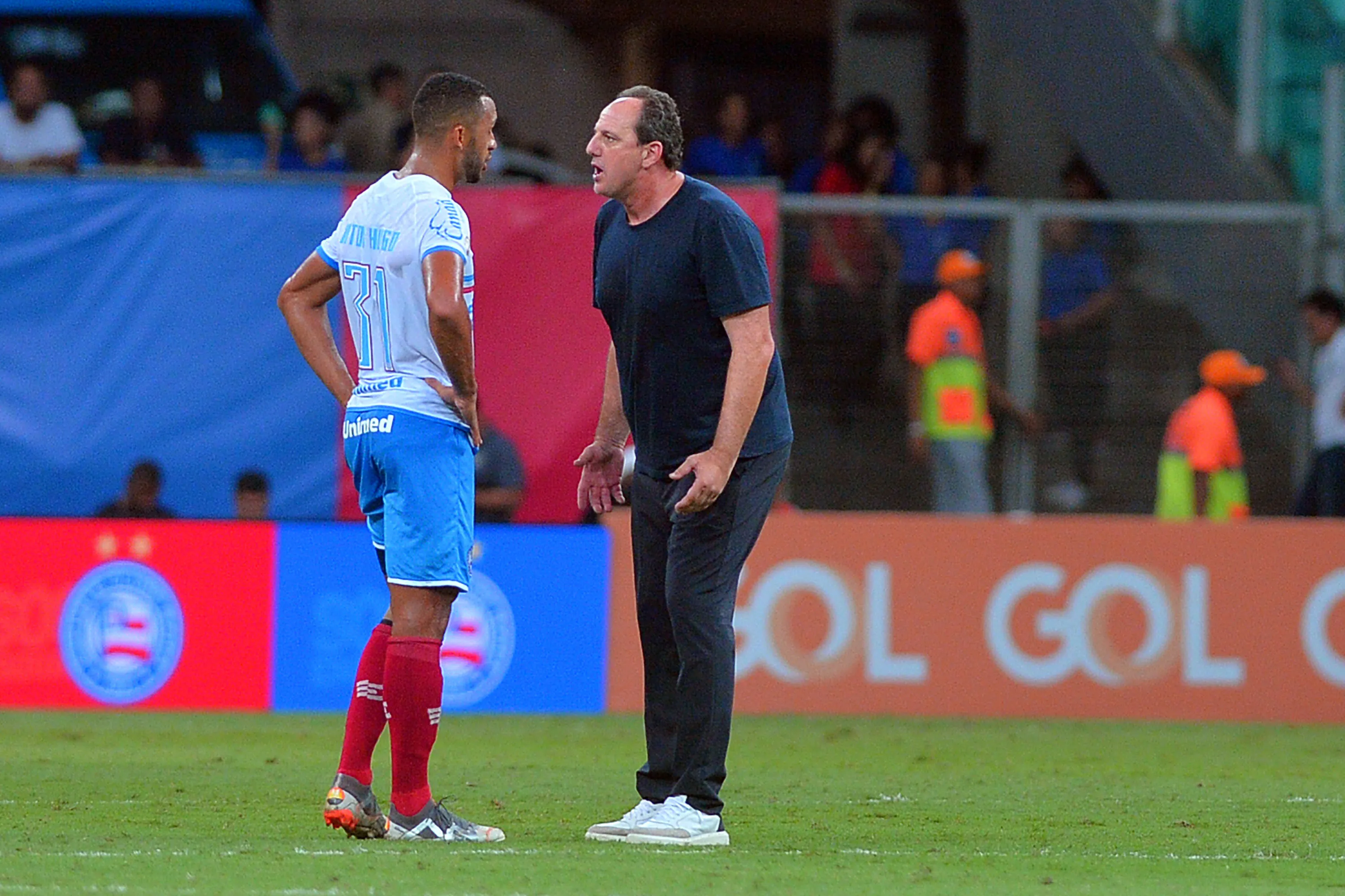 Foto: Walmir Cirne/AGIF – Rogério Ceni em conversa quente com Victor Hugo em derrota para o São Paulo.