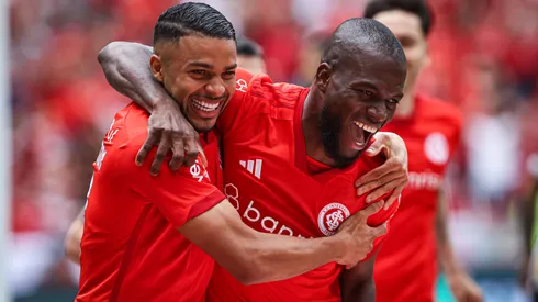 Wanderson e Valencia comemorando gol Foto: Maxi Franzoi/AGIF
