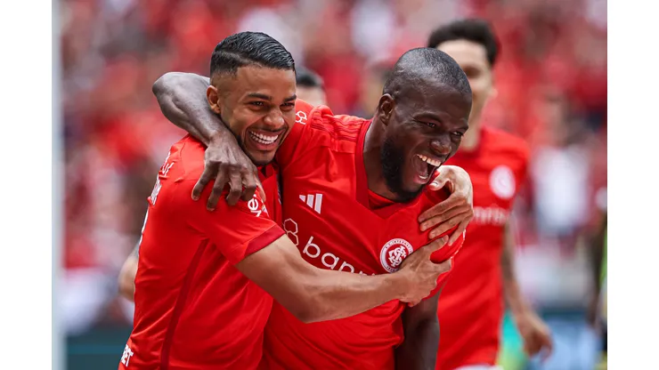 Wanderson e Valencia comemorando gol Foto: Maxi Franzoi/AGIF