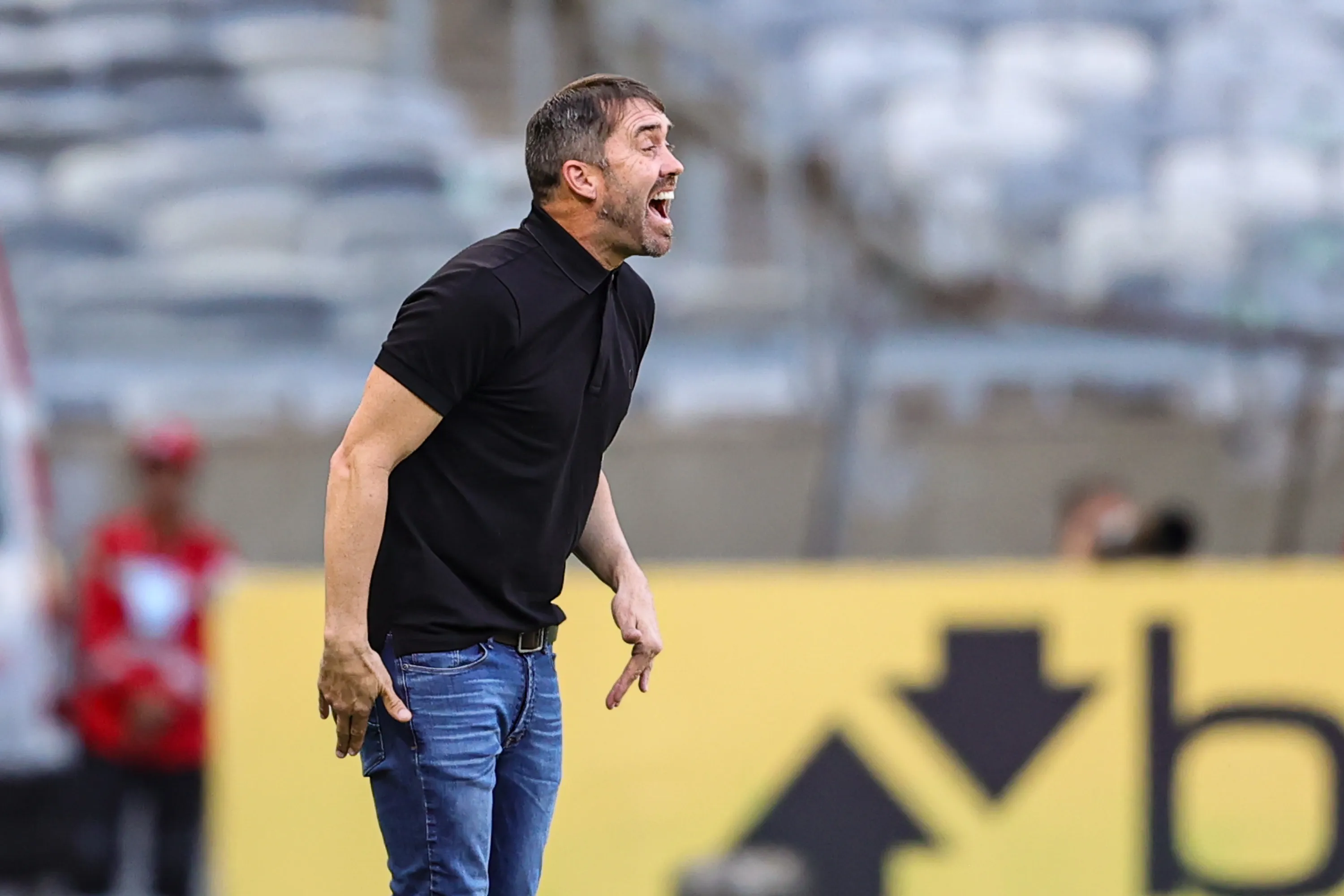 Foto: Gilson Lobo/AGIF – Eduardo Coudet, técnico do Internacional, na partida contra o Cruzeiro no Campeonato Brasileiro.