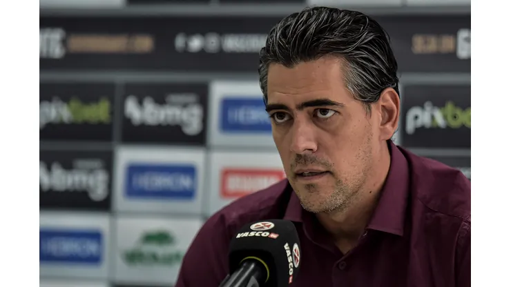 RJ - RIO DE JANEIRO - 05/04/2023 - VASCO, APRESENTACAO RWAN CRUZ - O dirigente Paulo Bracks fala aos jornalistas durante apresentacao oficial de [TAG2] como jogador do Vasco em coletiva de imprensa realizada no CT Moacyr Barbosa. Foto: Thiago Ribeiro/AGIF