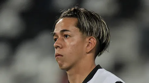 Matias Segovia jogador do Botafogo durante partida contra o Internacional no estadio Engenhao pelo campeonato Brasileiro A 2023. Foto: Thiago Ribeiro/AGIF