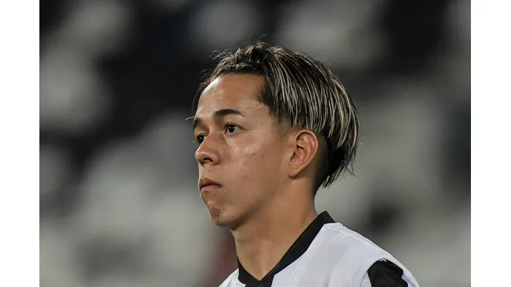Matias Segovia jogador do Botafogo durante partida contra o Internacional no estadio Engenhao pelo campeonato Brasileiro A 2023. Foto: Thiago Ribeiro/AGIF